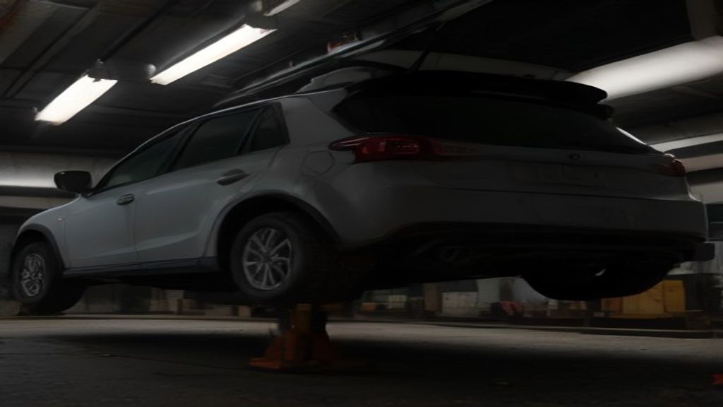 Mekanik profesional HK MOBILINDO sedang menginspeksi bagian kaki-kaki dan kemudi Mazda CX-5 2014 di bengkel modern.